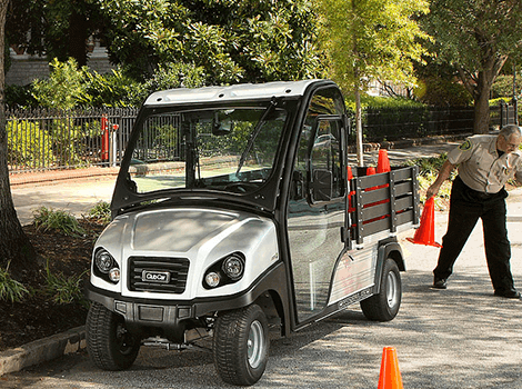 屋根付きのゴルフカートで雨の日でも安心してご利用いただけます。